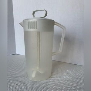 Rubbermaid Vintage 2 quart pitcher with mixing plunger lid White